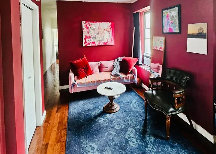 Sunlit Three-Bedroom Apartment In The Vibrant Soho Neighborhood