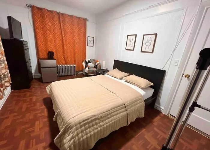 Large And Spacious Room Facing A Beautiful Park Minutes Away From Manhattan