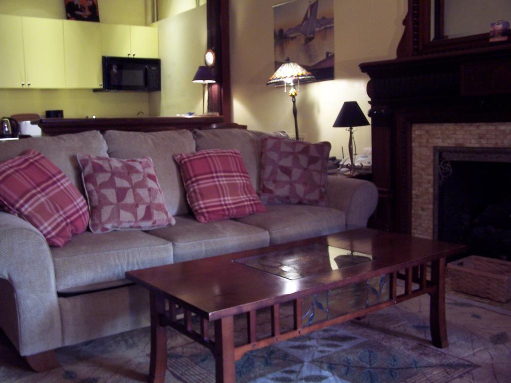 Apartment Brownstone Bed And No Breakfast *