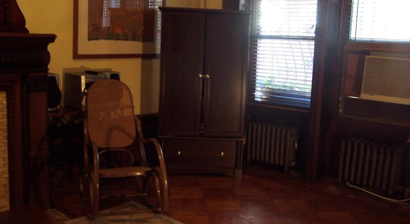 Brownstone Bed And No Breakfast Apartment *