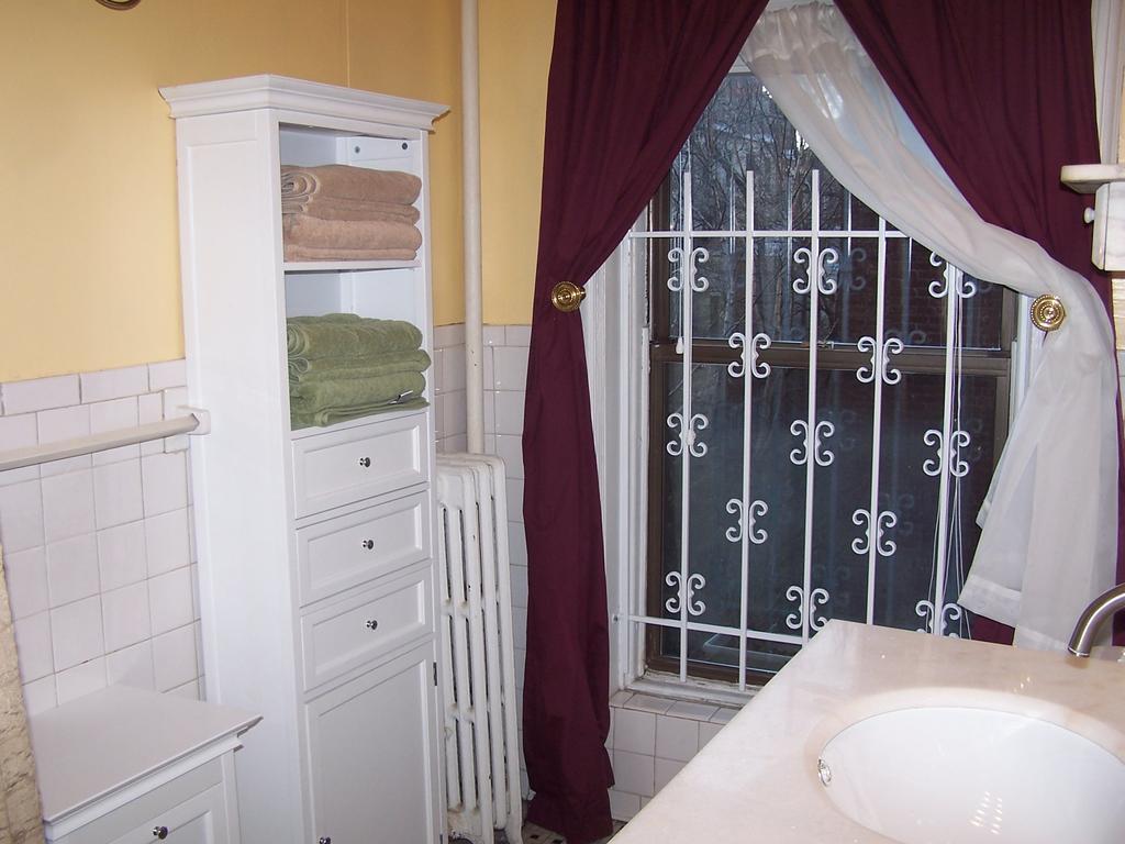 Brownstone Bed And No Breakfast * New York