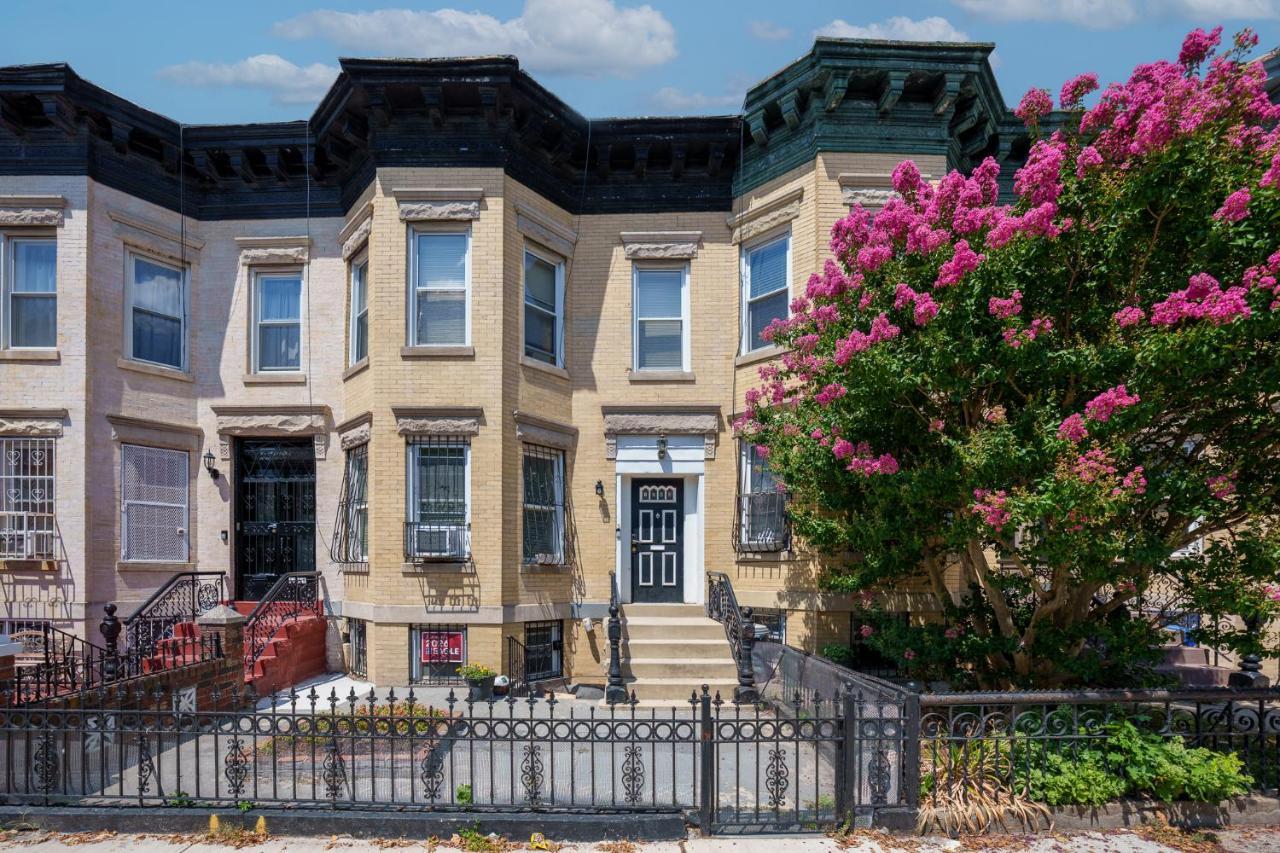 Lovely 2 Bedroom In The Hearts Of Crown Heights Apartment *
