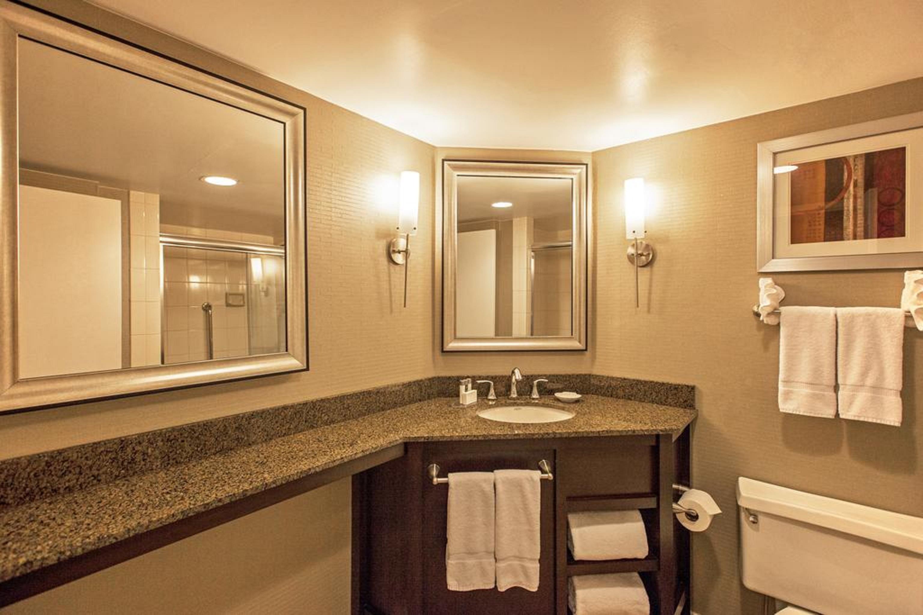 Laguardia Plaza Hotel 3*