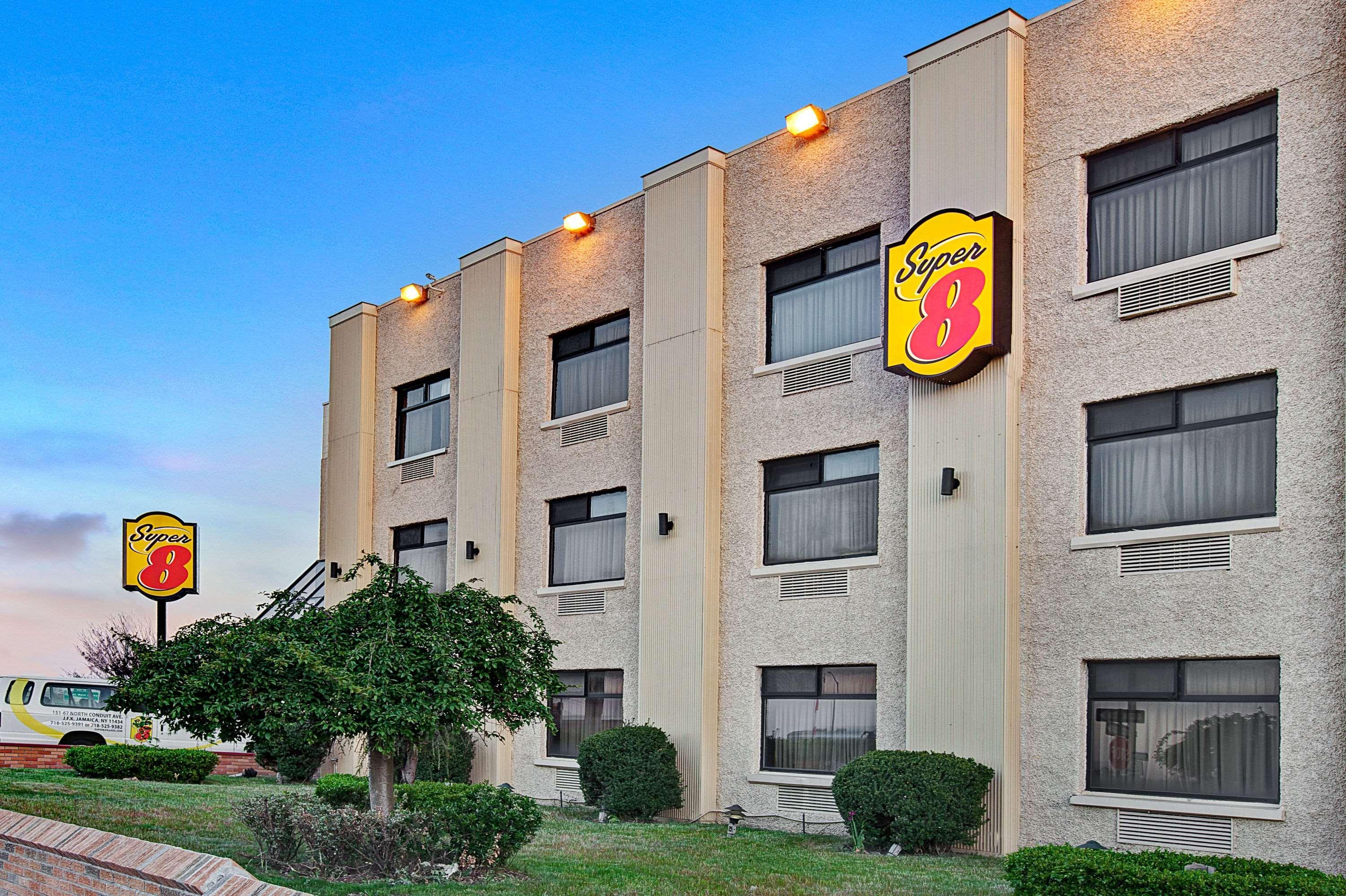 Super 8 By Wyndham Jamaica North Conduit