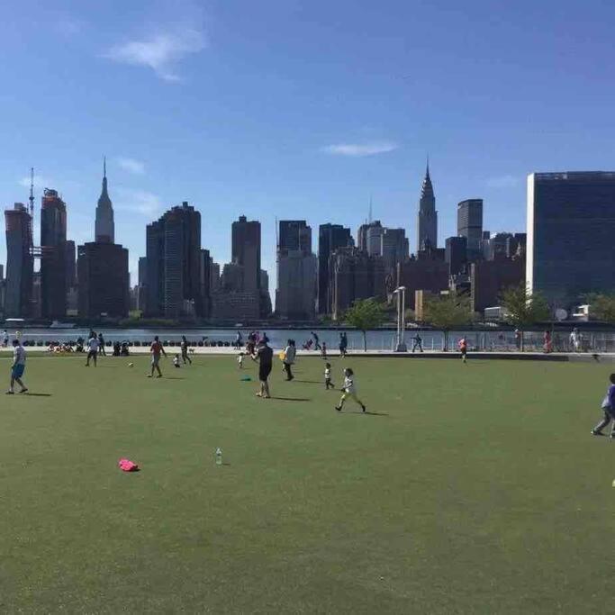 2 Bedrooms 1 Stop From Manhattan - Free Parking And First Floor ! Apartment New York