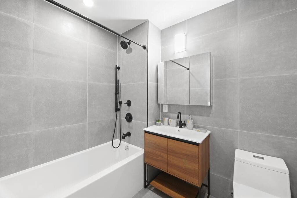Holiday home 149bk-101 New Construction 2br Private Garden W-d New York