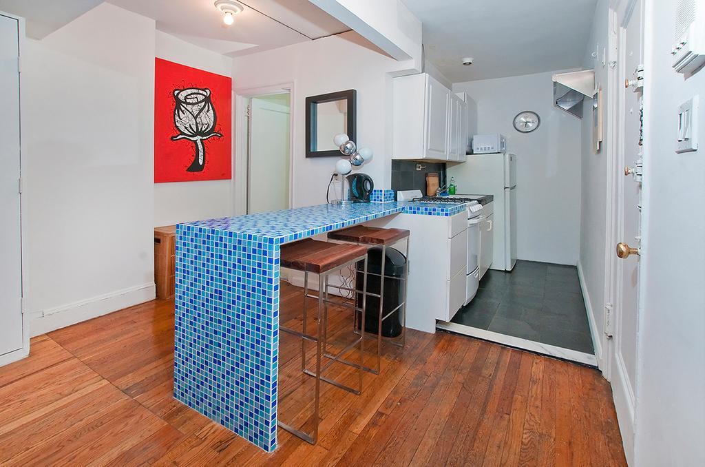 Mid Town East 28th Street Next To Times Square *