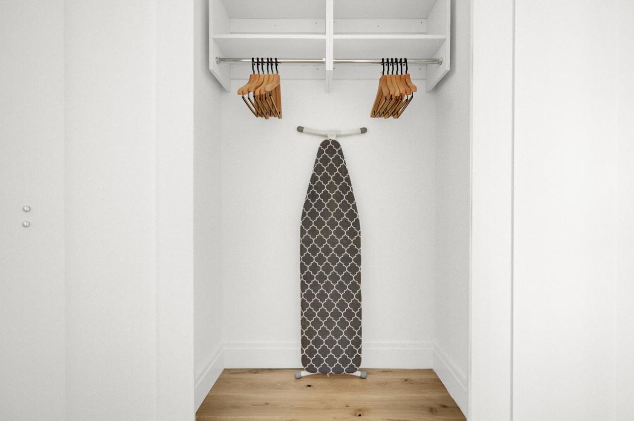 Ues 2br W Elevator Doorman Gym Nr The Met Nyc-683 Apartment