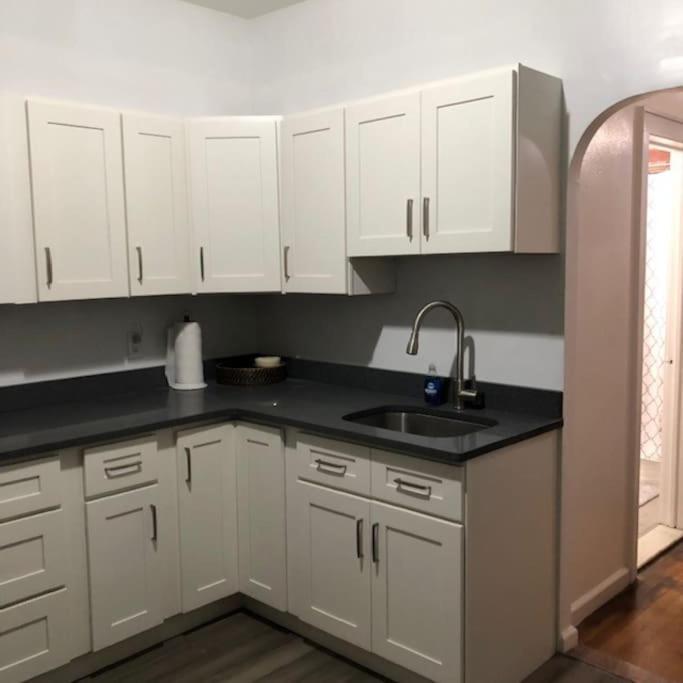 Private In Townhouse W Shared Baths Qn Bed 1-3ppl Apartment *