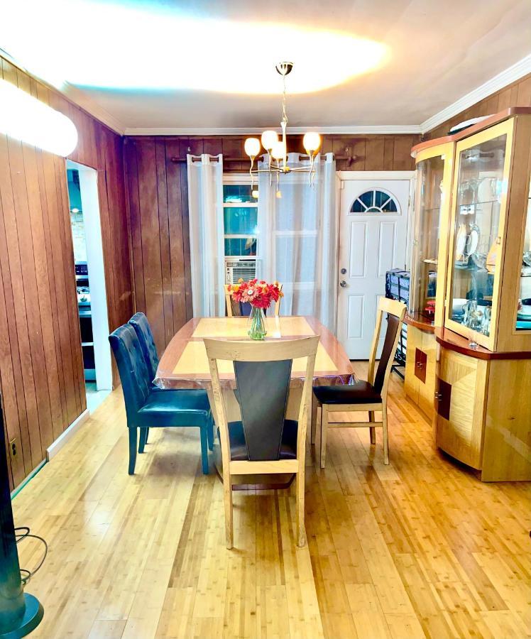 Holiday home Lga Airport 3 Mins, 3 Bedroom Duplex House, Parking And Private Backyard, 9mins Subway! *