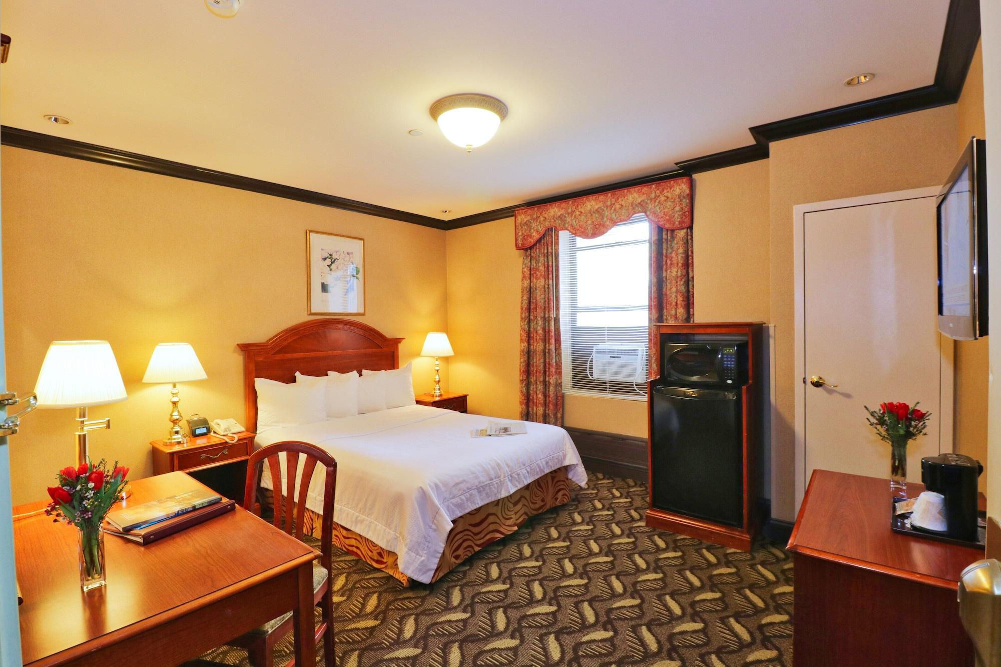 Newton Hotel 3*