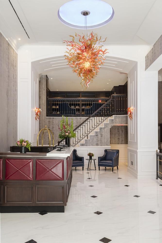 Broadway Plaza 4*