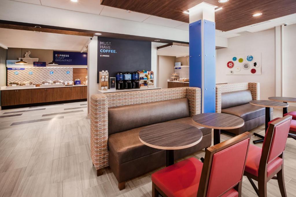 Express & Woodside Laguardia Airport 3*