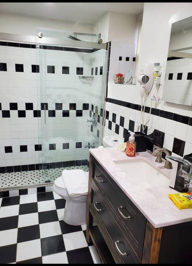 Lovely 2 Bedroom With 2 Entrance And Parking Apartment
