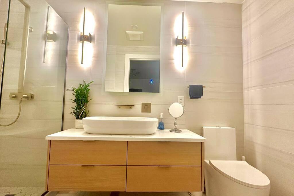 Bright, Airy, Luxe Hideaway”w” Private Backyard *