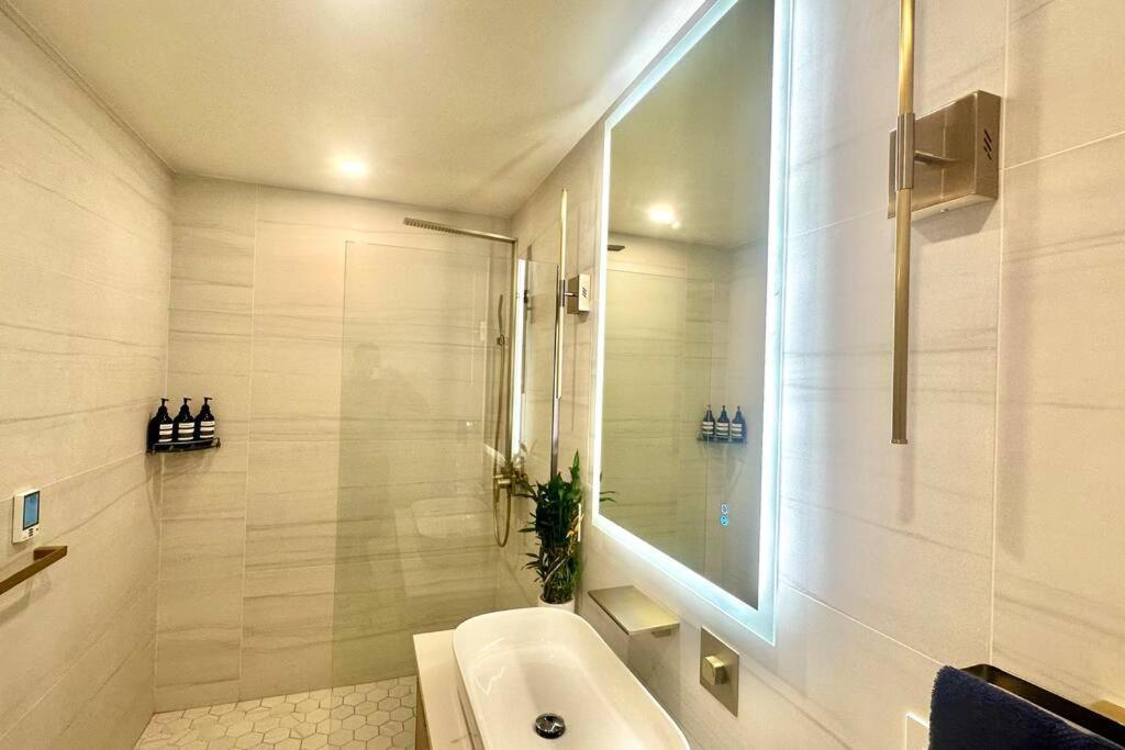Bright, Airy, Luxe Hideaway”w” Private Backyard