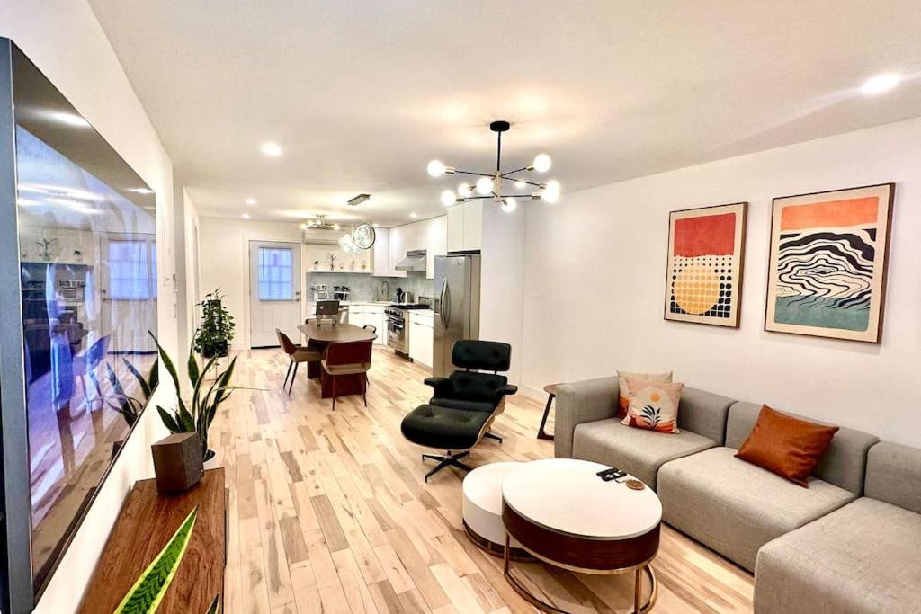 Bright, Airy, Luxe Hideaway”w” Private Backyard Apartment *