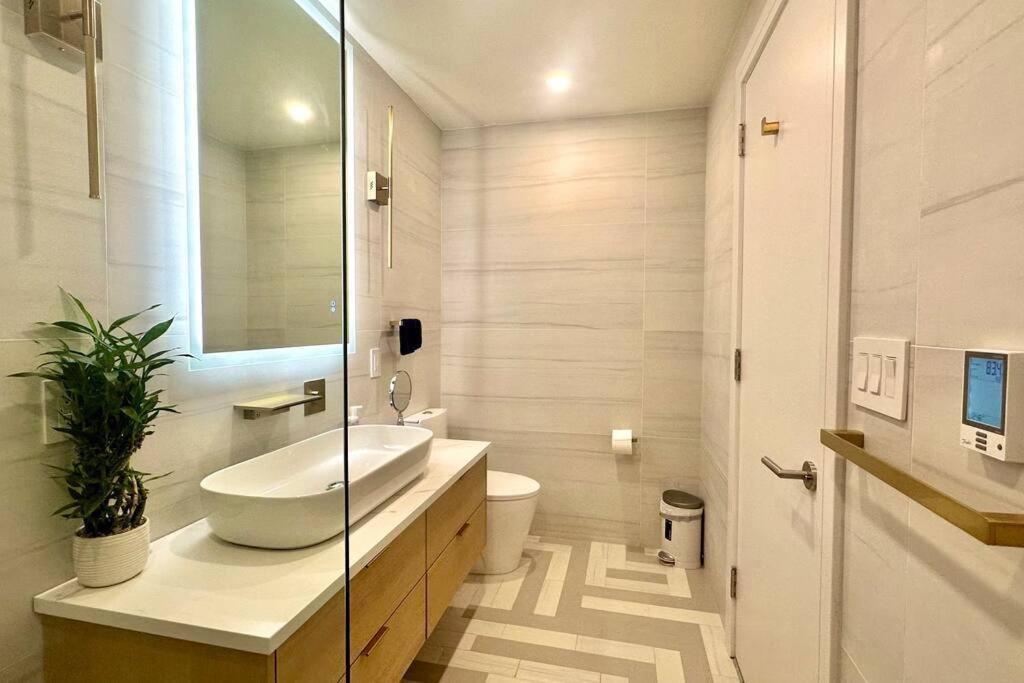 Bright, Airy, Luxe Hideaway”w” Private Backyard * New York