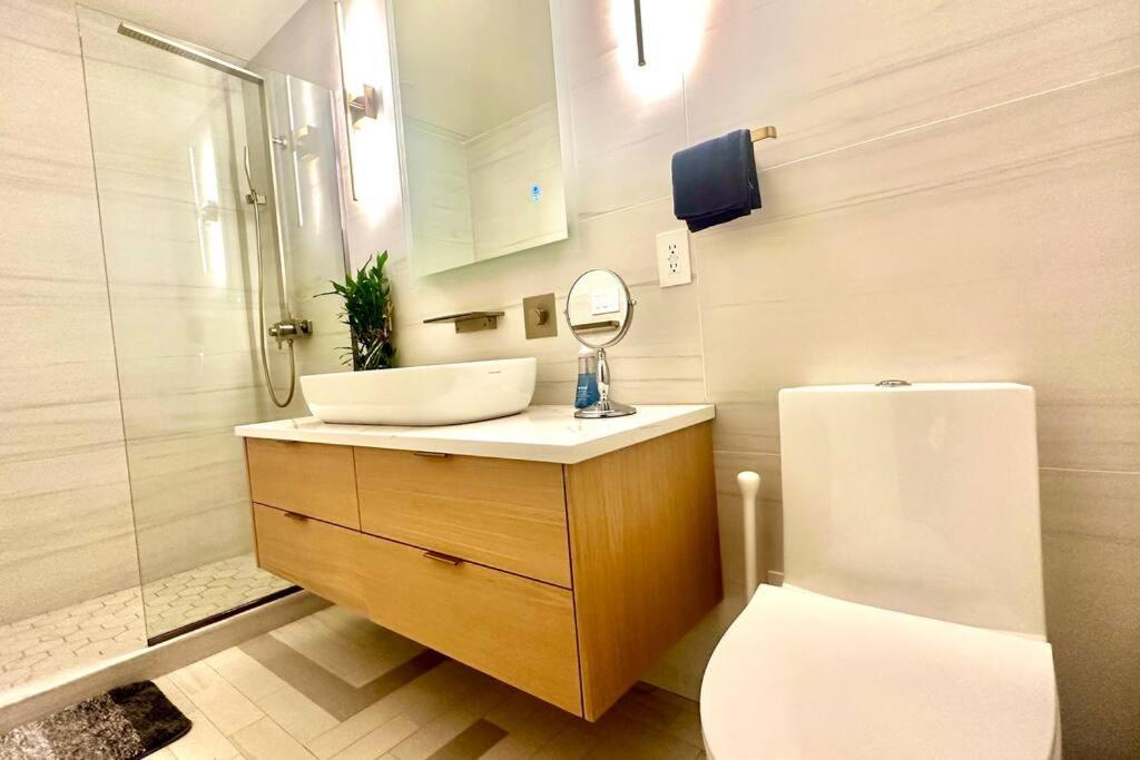 Apartment Bright, Airy, Luxe Hideaway”w” Private Backyard *