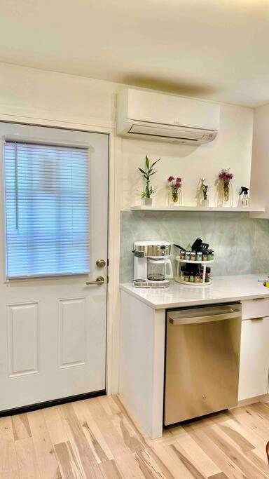 Apartment Bright, Airy, Luxe Hideaway”w” Private Backyard New York