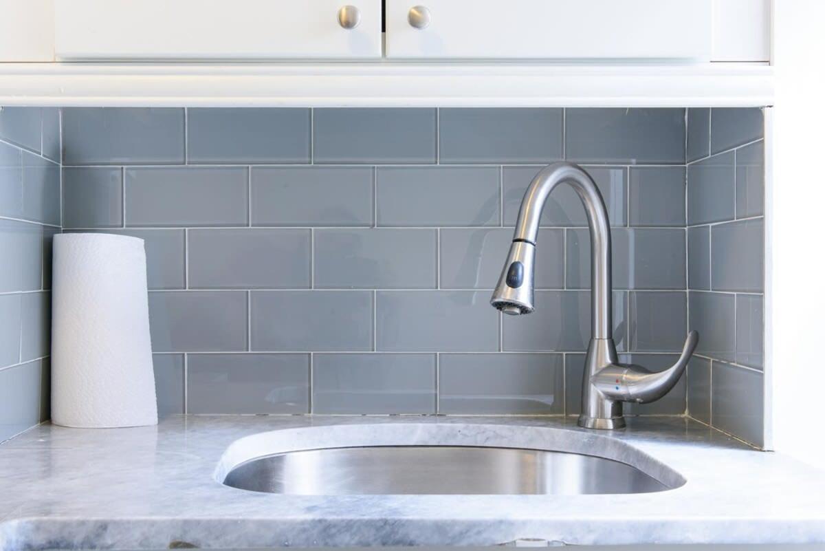 Apartment 39-3 Newly Renovated 3 Bedroom Prime Midtown Sleeps 6