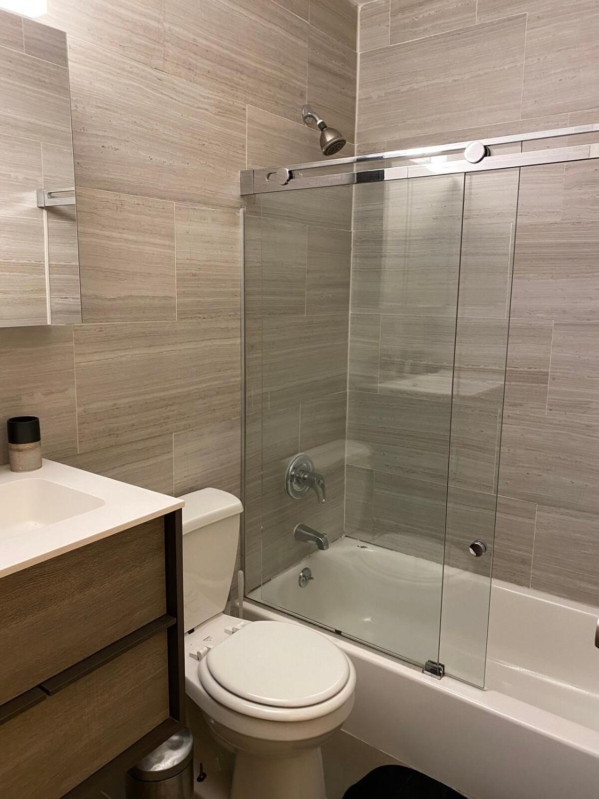 26-4b Newly Furnished 1br W D Courtyard Apartment New York