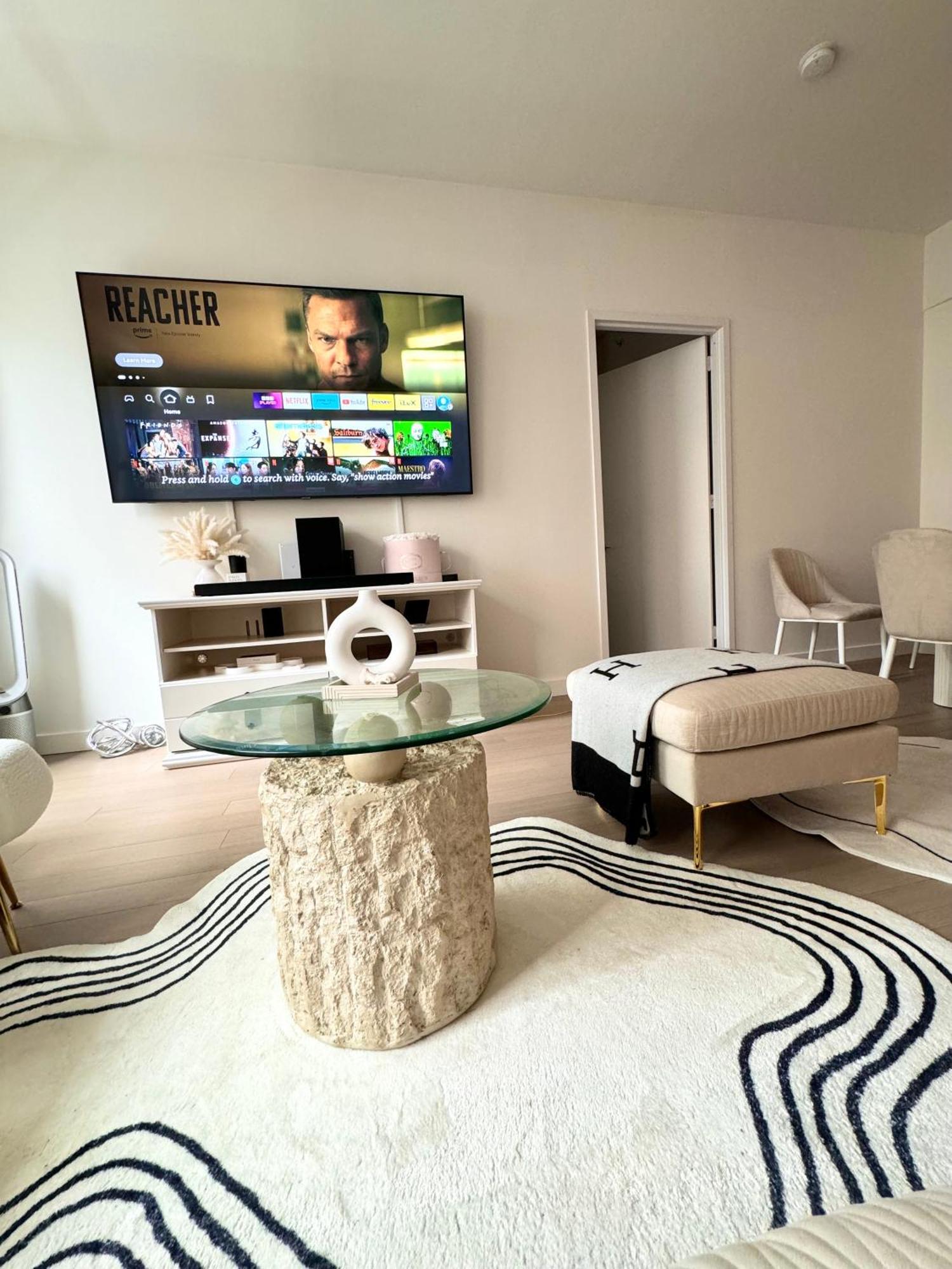 Exquisite Urban Oasis: Luxury 1 Bedroom Retreat In Downtown Manhattan Apartment