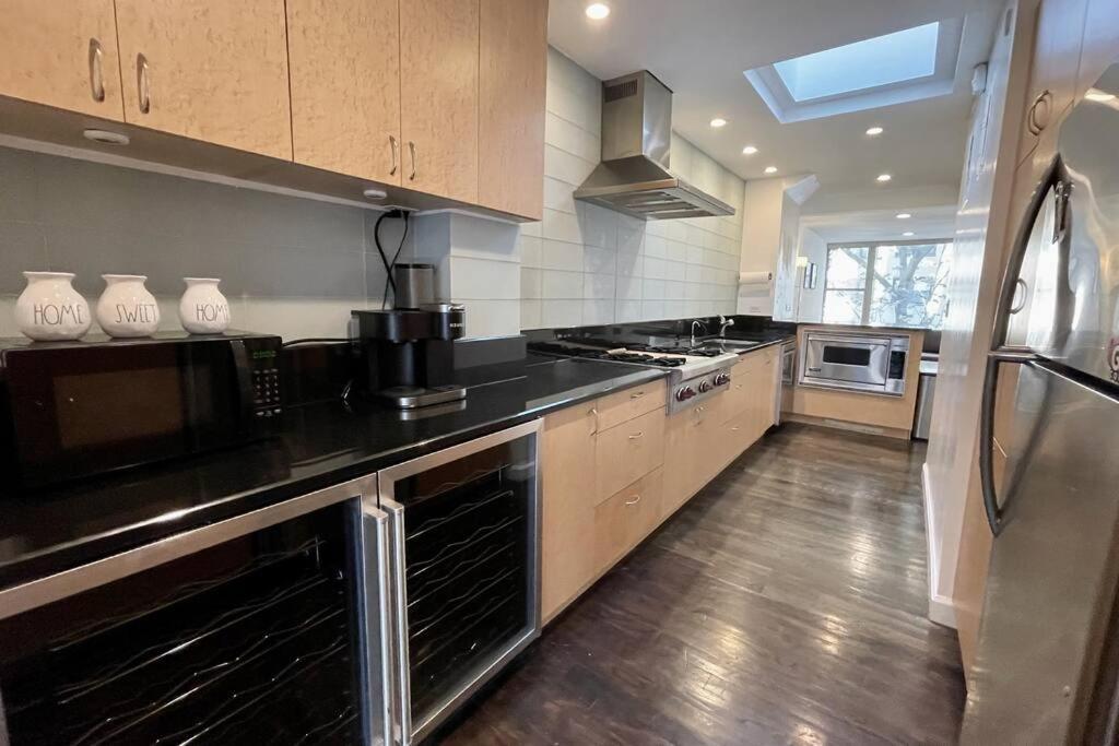 Private Townhome Near Un *