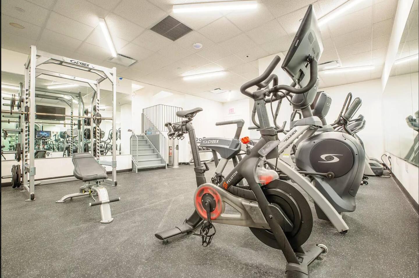 Luxury 2bd Nr St Gym Rooftop W/d New York