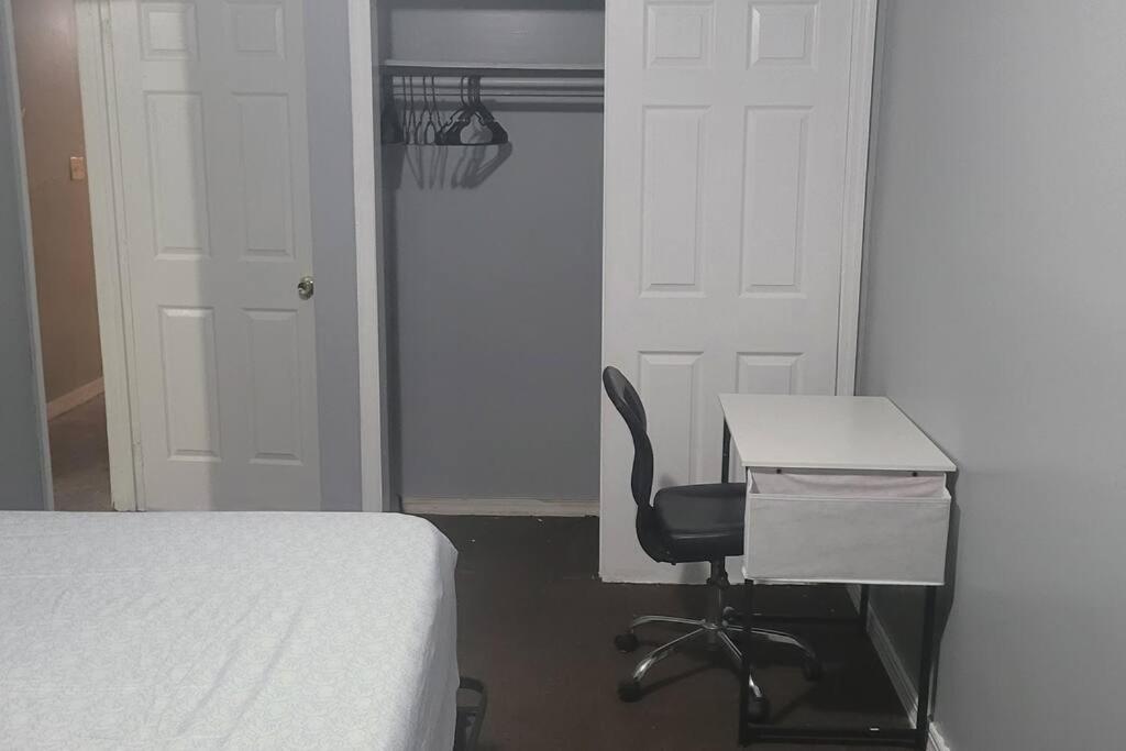 In A House With King Size Bed In A Landlord Hosted Three Bedroom Homestay