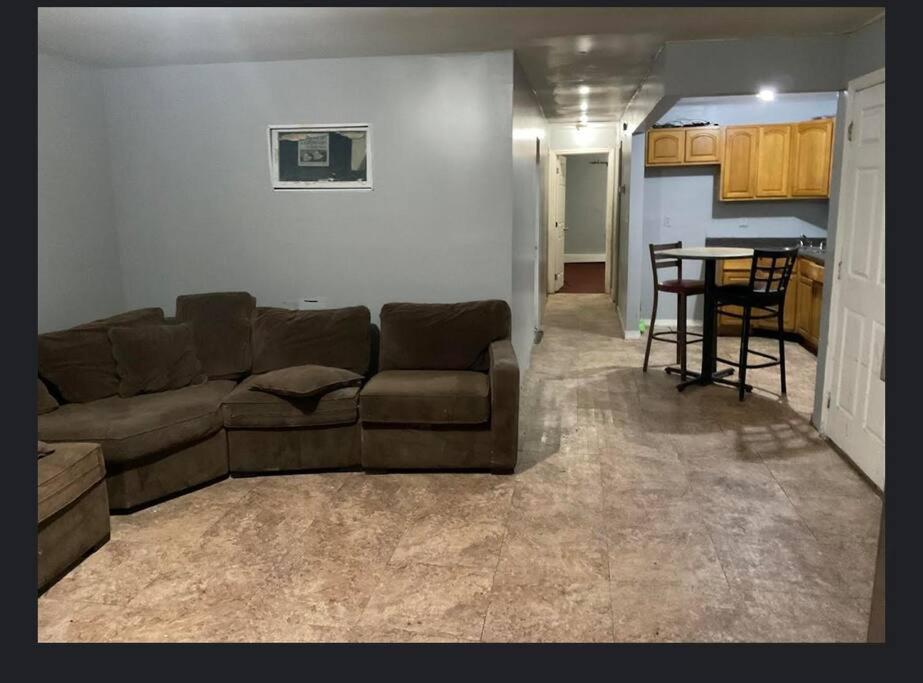 In A House With King Size Bed In A Landlord Hosted Three Bedroom Homestay *