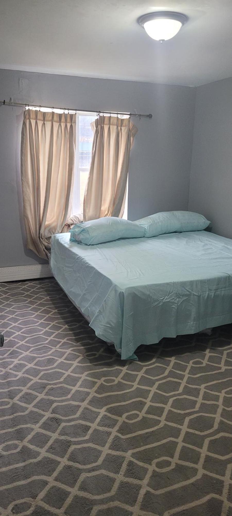 In A House With King Size Bed In A Landlord Hosted Three Bedroom Homestay