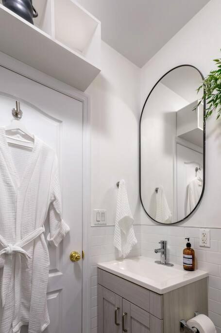 Bright Designer In Historic Harlem Apartment *