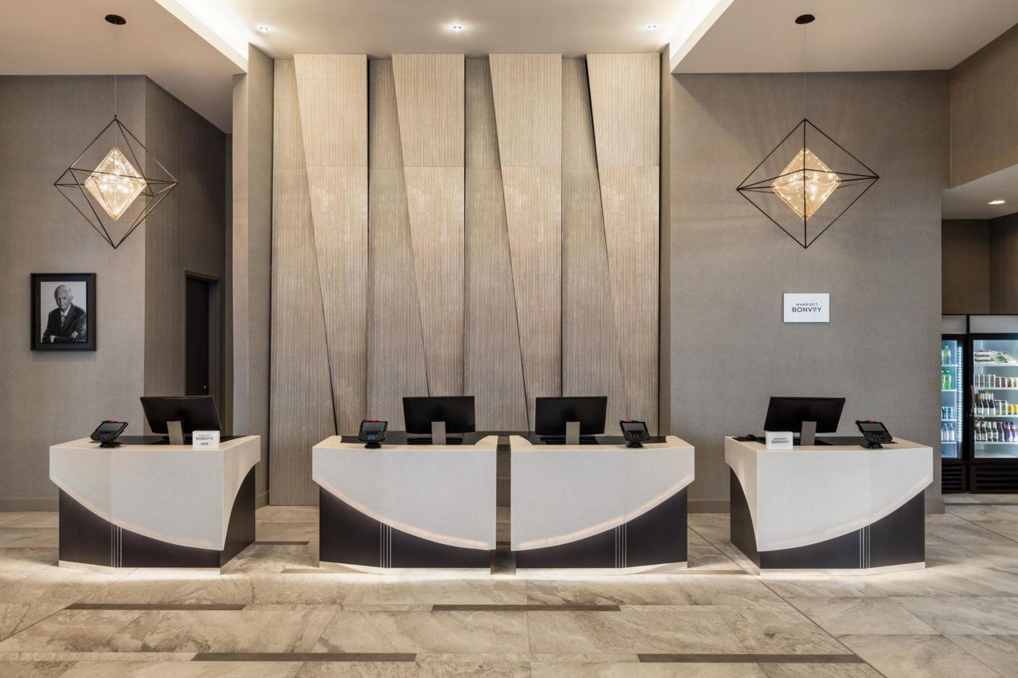 Marriott Jfk Airport Hotel 3*