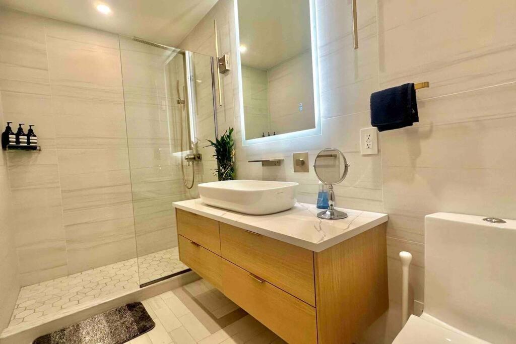 Apartment Bright, Airy, Luxe Hideaway”w” Private Backyard