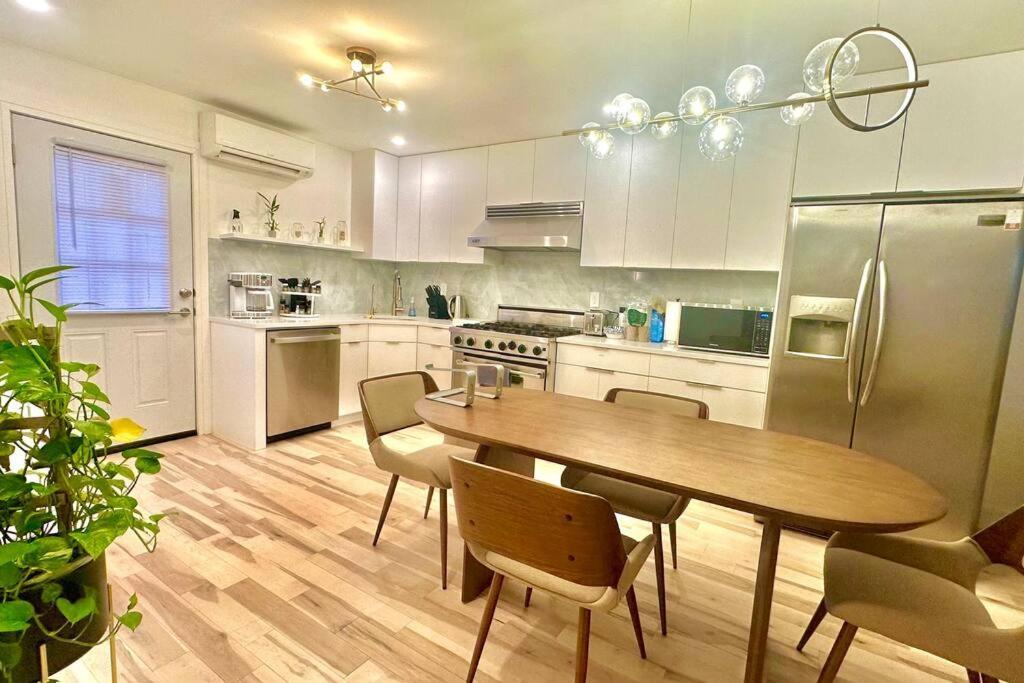 Apartment Bright, Airy, Luxe Hideaway”w” Private Backyard