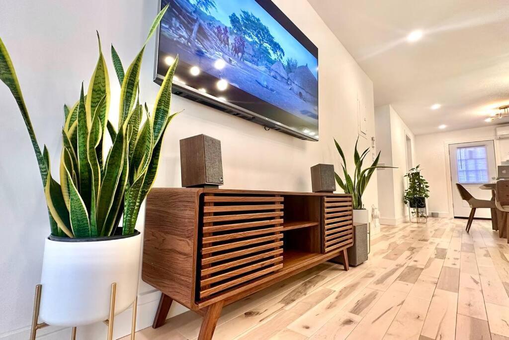 Bright, Airy, Luxe Hideaway”w” Private Backyard
