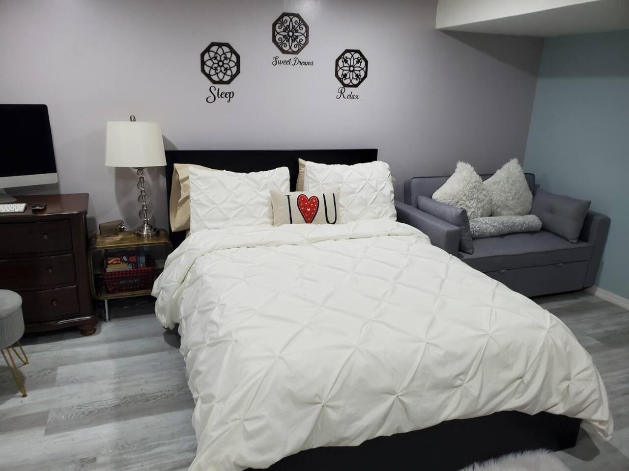 Lovely 2 Bedroom With 2 Entrance And Parking *