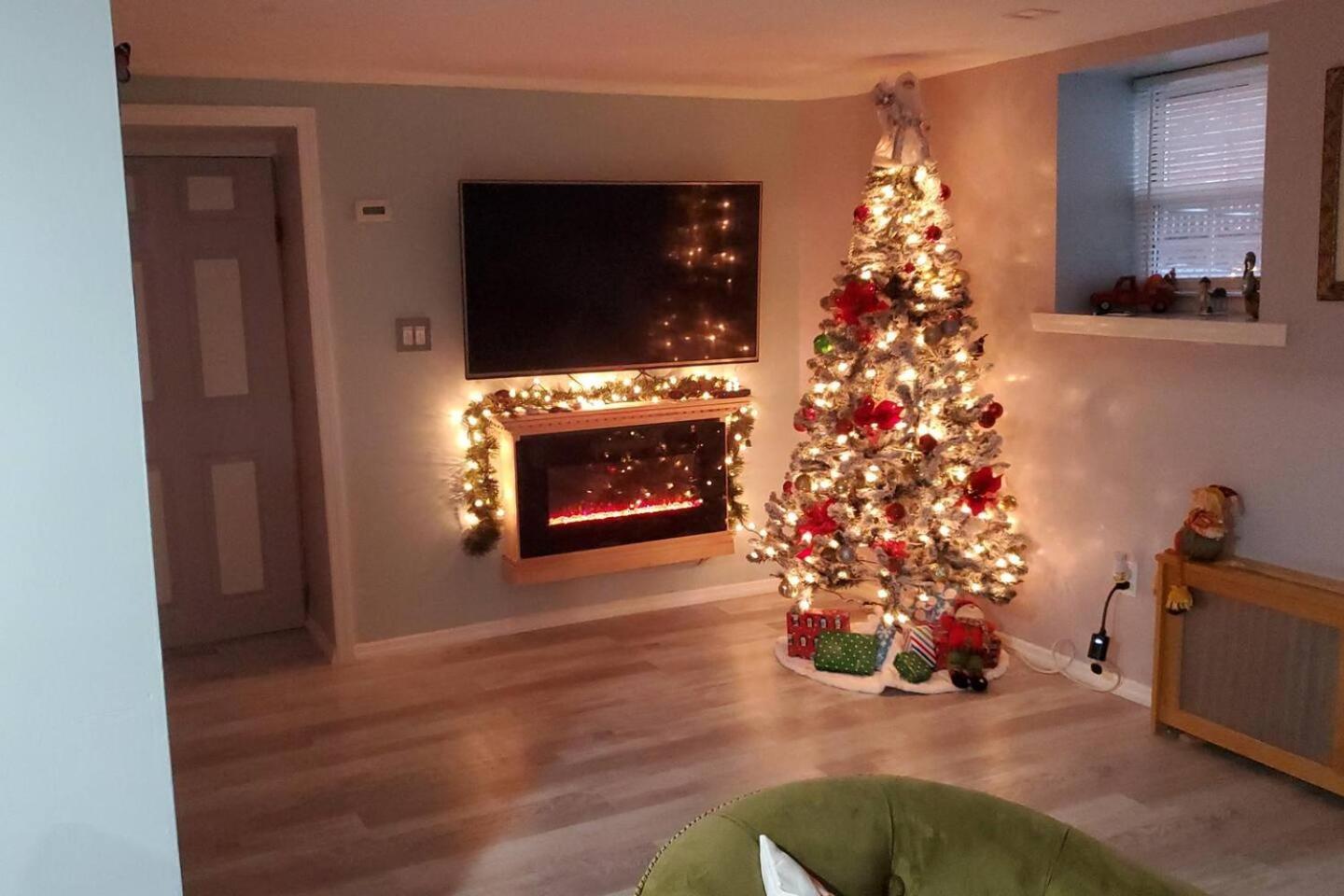 Lovely 2 Bedroom With 2 Entrance And Parking *