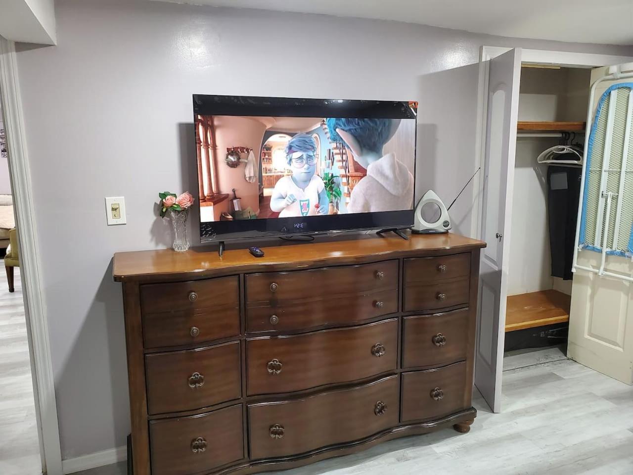 Lovely 2 Bedroom With 2 Entrance And Parking Apartment *