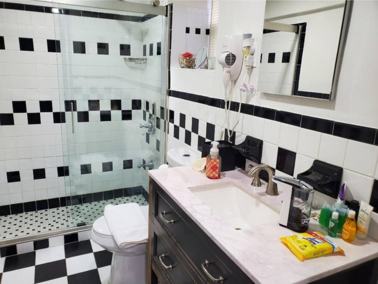Lovely 2 Bedroom With 2 Entrance And Parking *