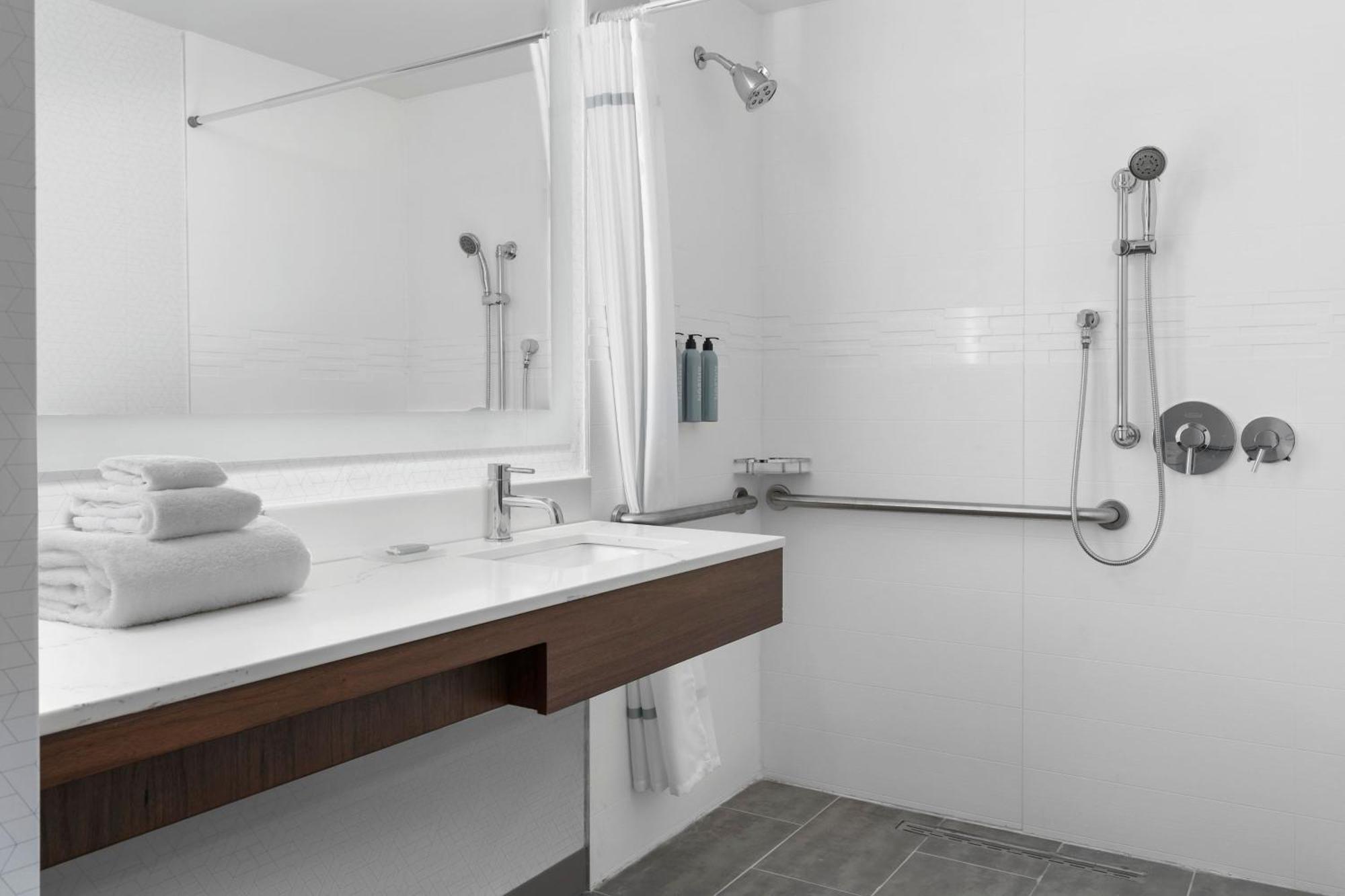 By Marriott Queens 3* New York