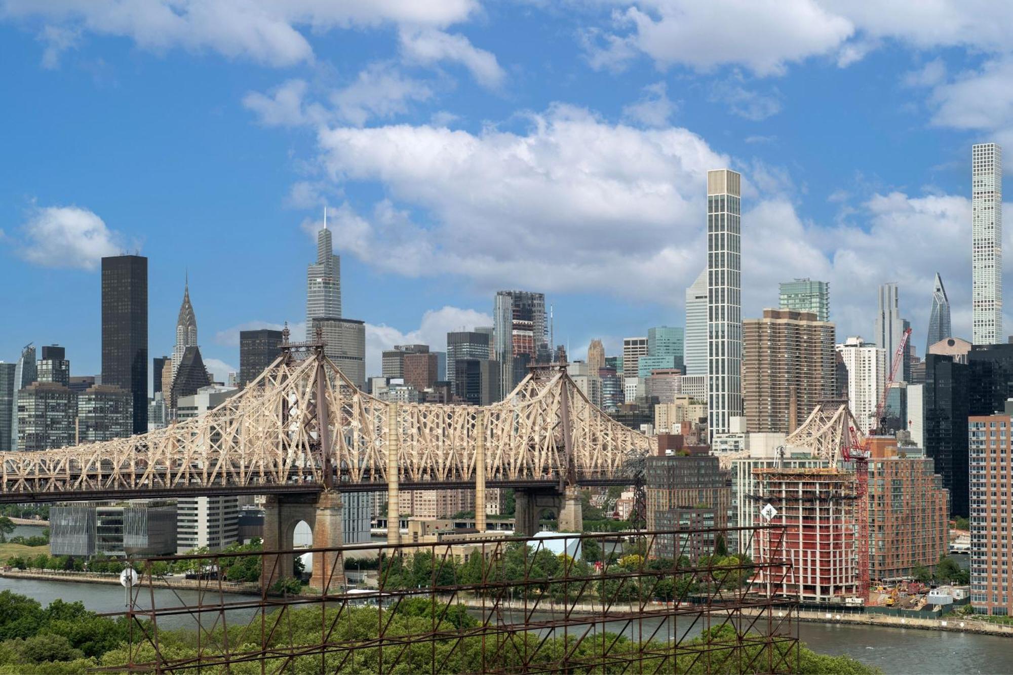 By Marriott Queens 3* New York