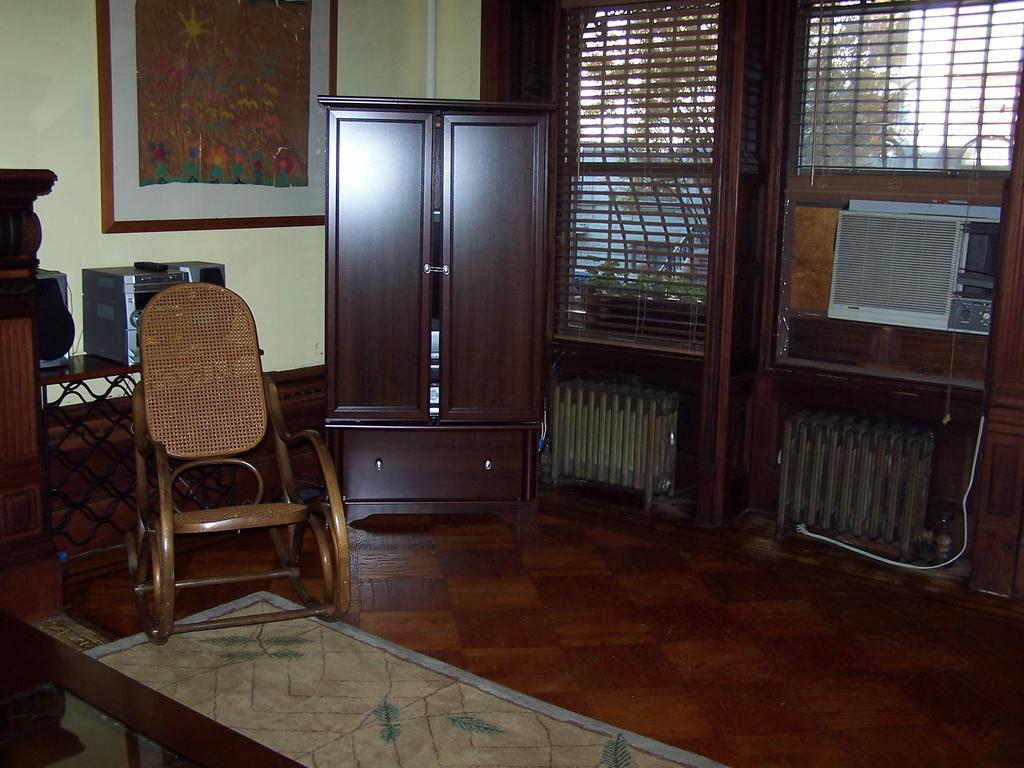 Brownstone Bed And No Breakfast Apartment