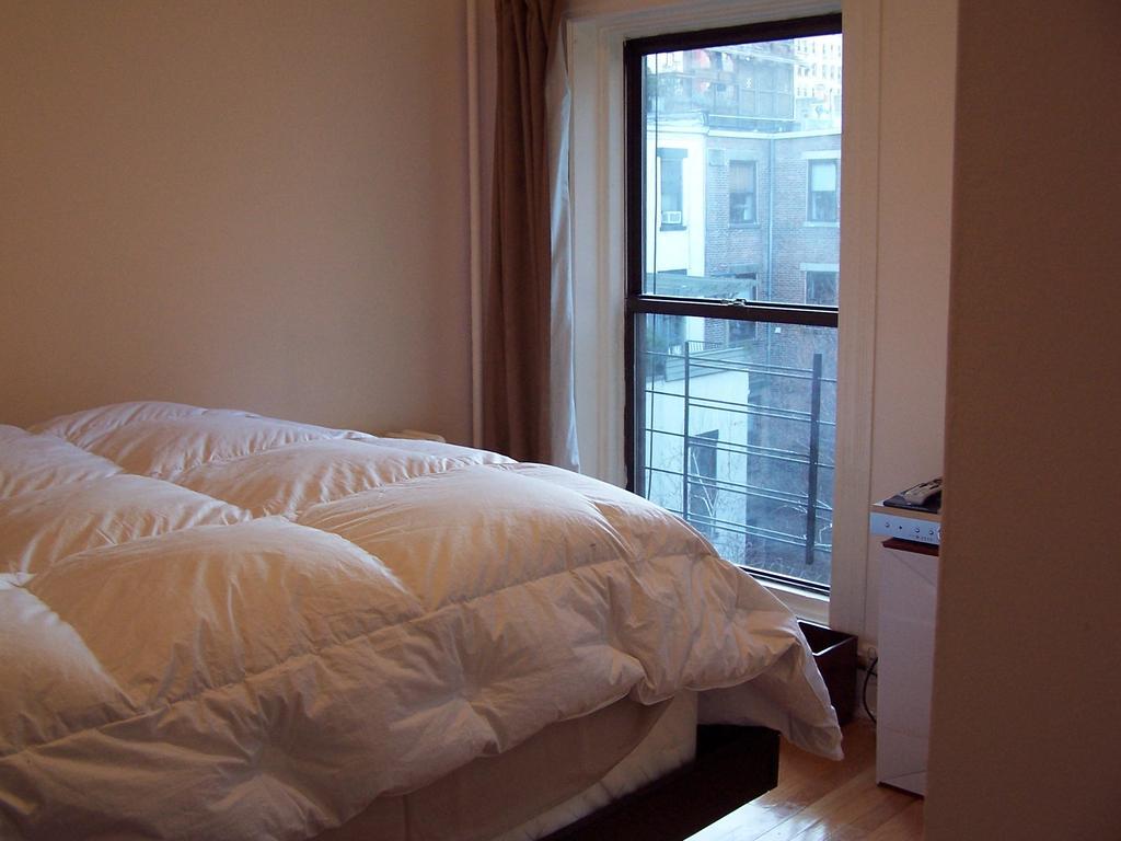 Brownstone Bed And No Breakfast Apartment *
