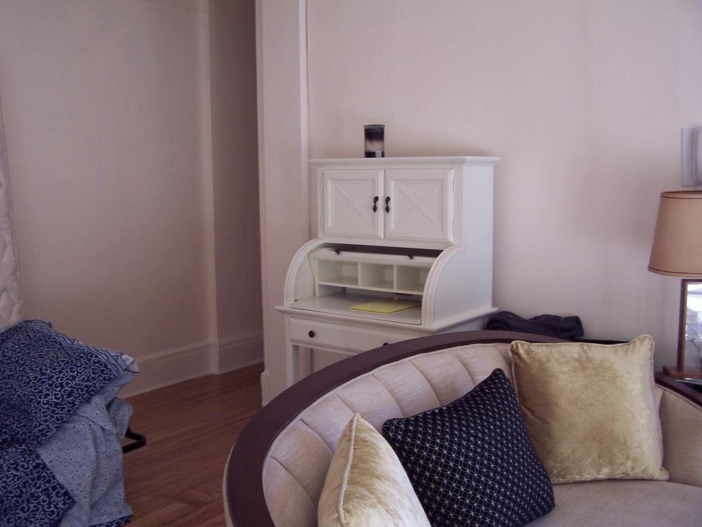 Brownstone Bed And No Breakfast Apartment