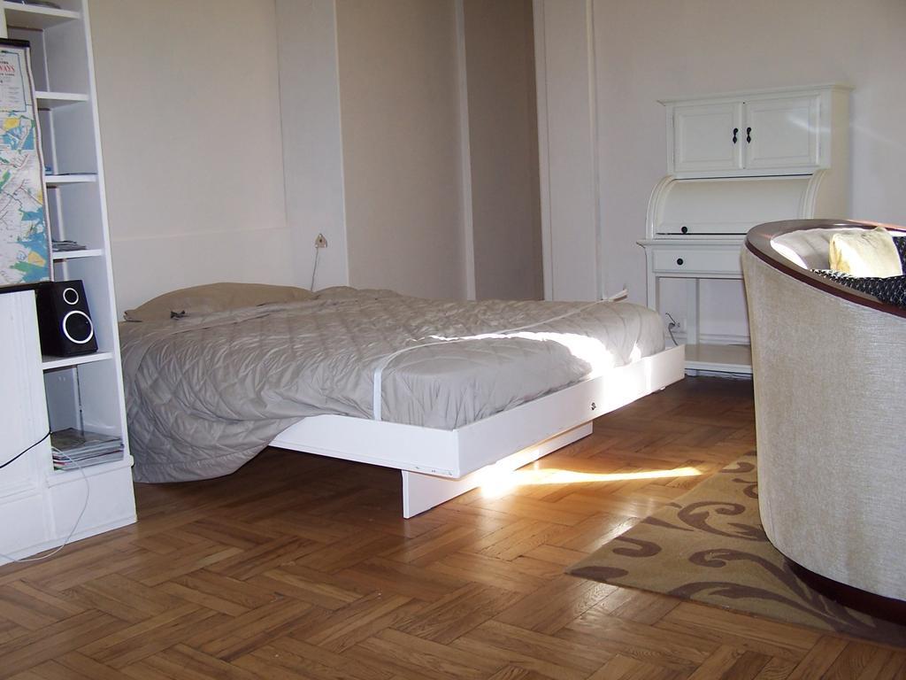 Brownstone Bed And No Breakfast *
