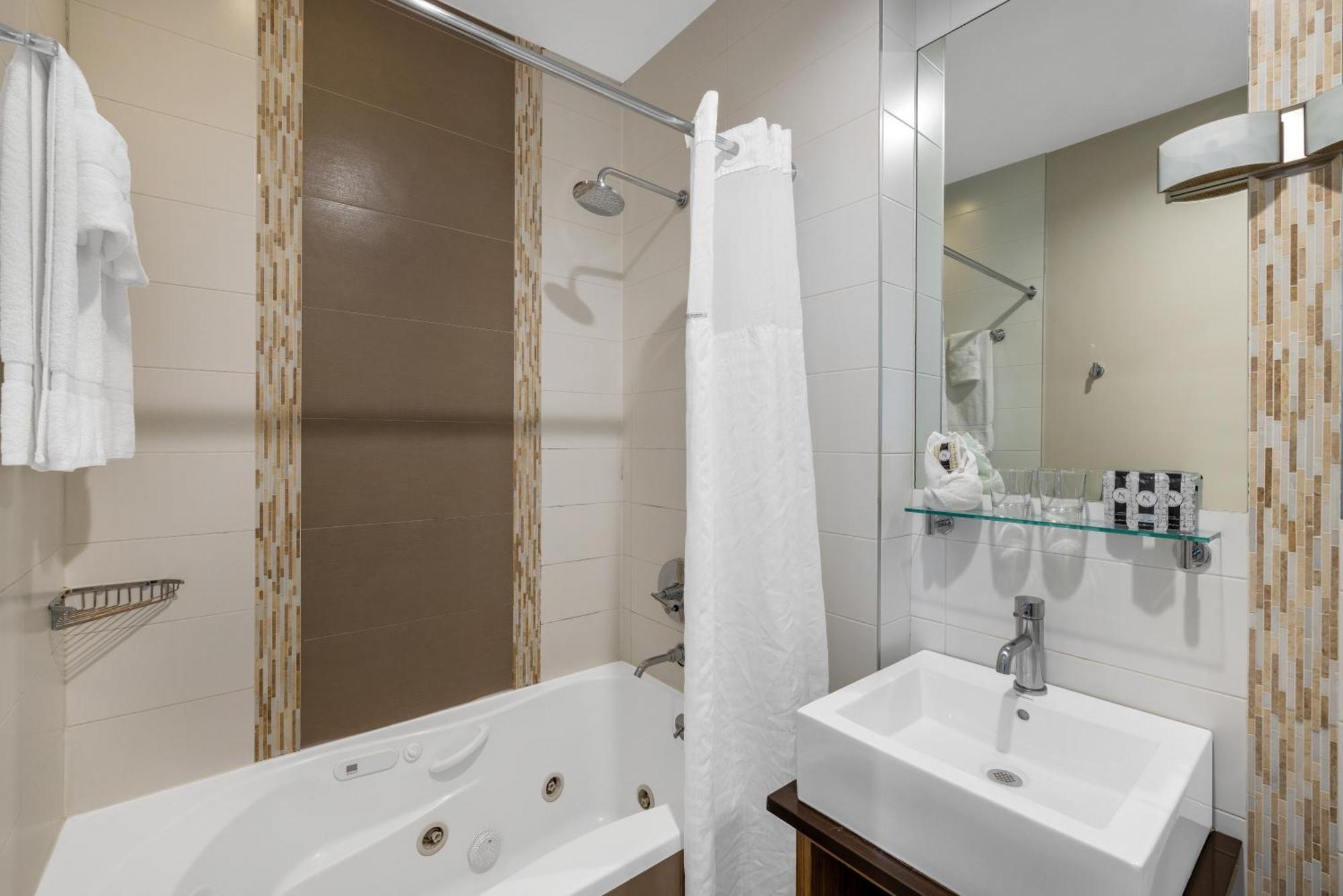 Aura Hotel Brooklyn Hotel 4*