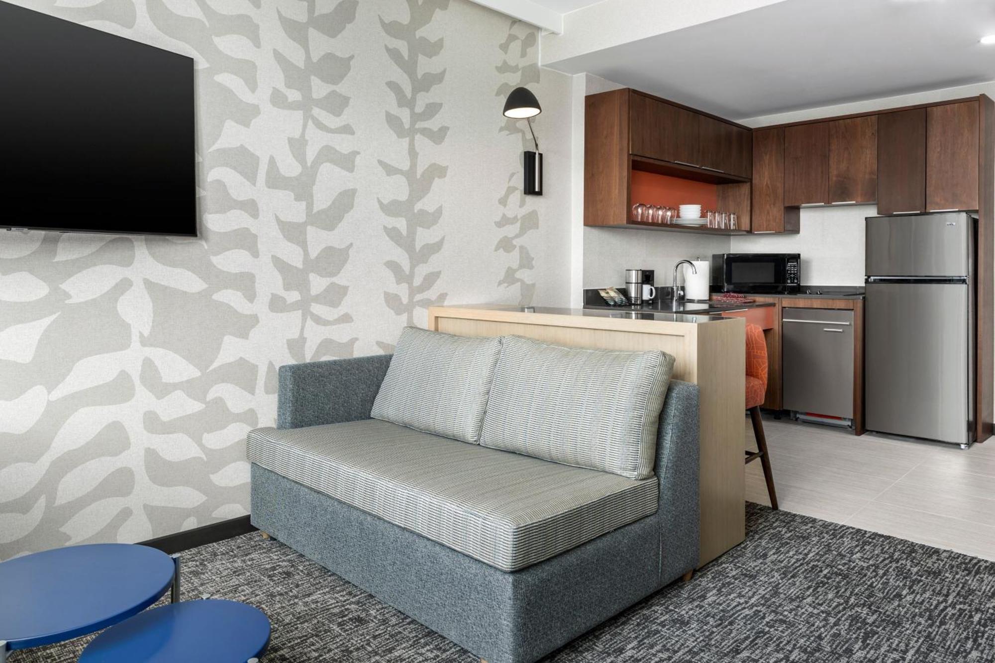 Hotel By Marriott Queens 3*