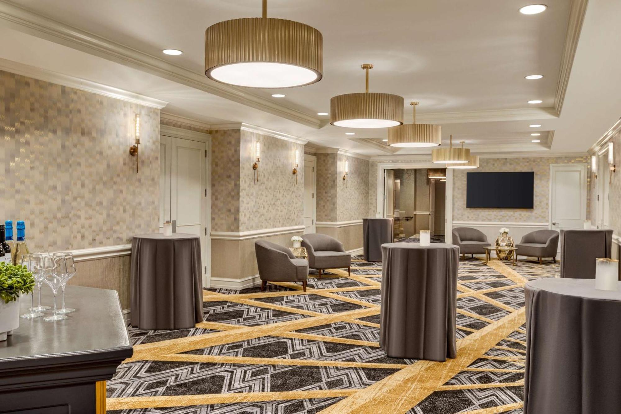 Hotel Martinique On Broadway, Curio Collection By Hilton 4*